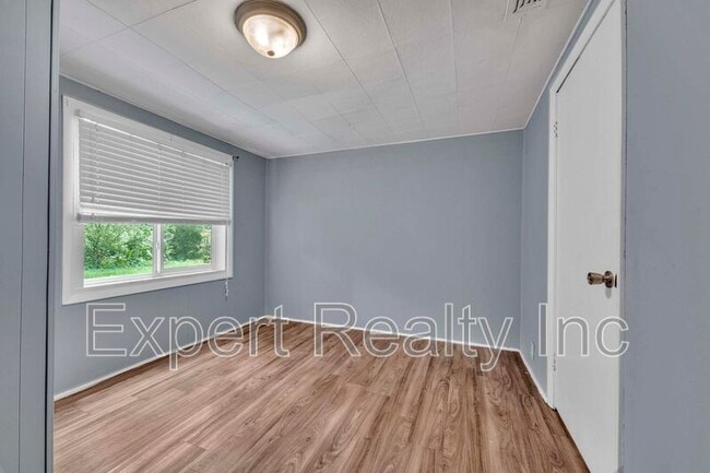 Building Photo - 216 Meadowood Ave