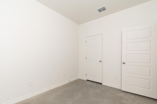 Building Photo - 624 Pacific Crest Trl