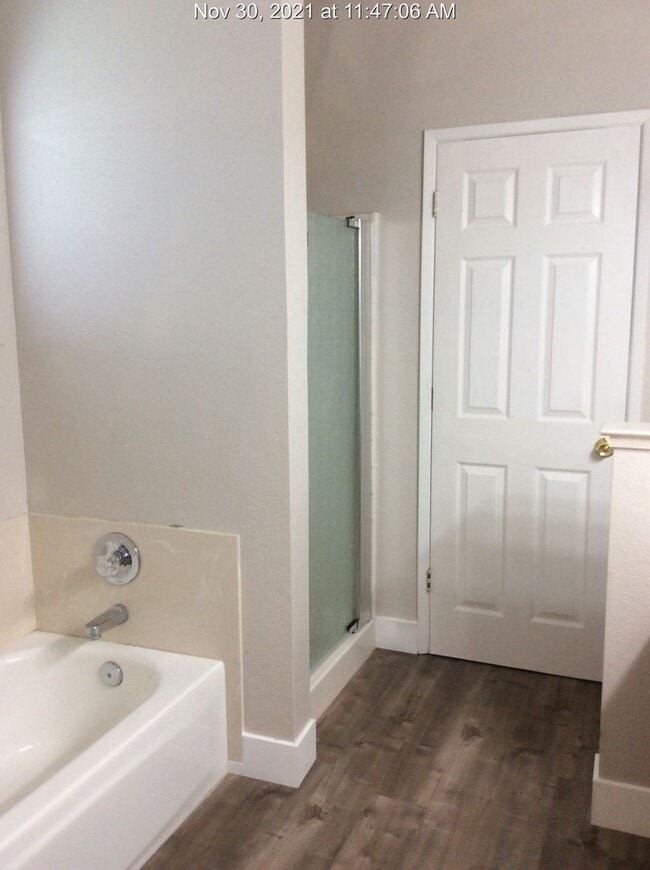 Building Photo - Comfortable Living in a Well-Sized 2-Bed, 2-Bath Home