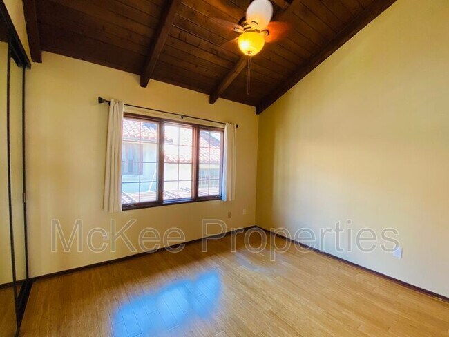Building Photo - 8668 Villa La Jolla Dr