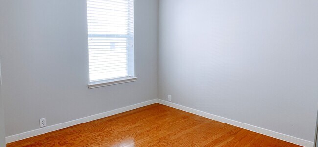 Building Photo - 2910 Sandleigh Dr