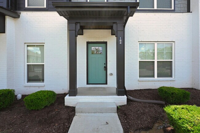 Building Photo - Like-New Modern Townhome Near Dining, Shopping, Trails & Old Hickory Lake