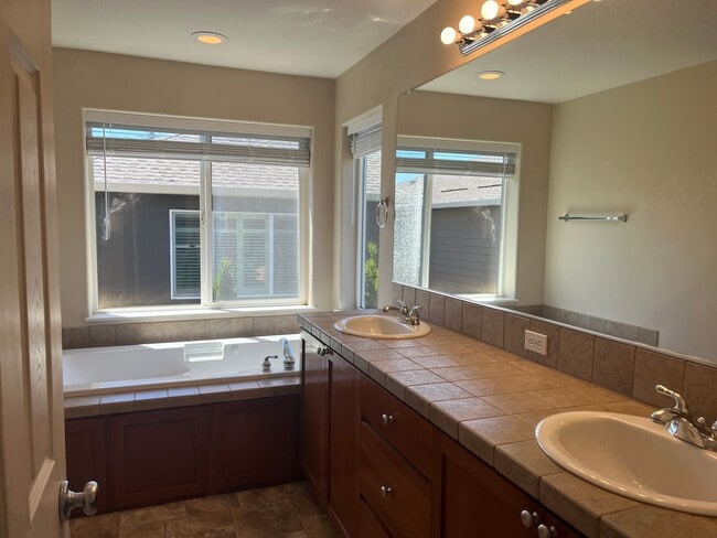 Building Photo - Beautiful 4BD + Den | 2.5BA | Single Family Home | Orenco Gardens Neighborhood