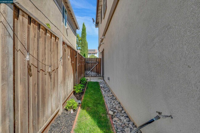 Building Photo - 351 Coolcrest Dr