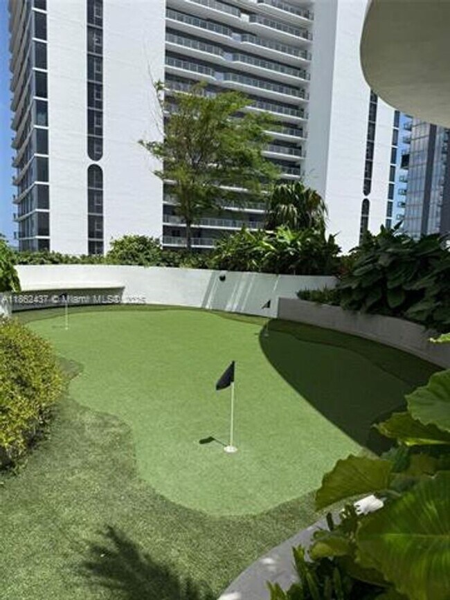 Building Photo - 700 NE 24th St