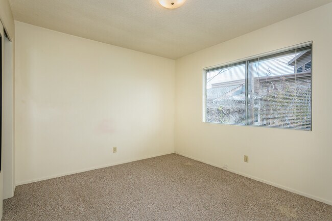 Building Photo - 3 bedroom house on large lot