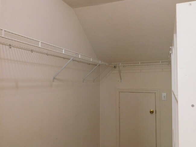 Building Photo - "Spacious 4-Bedroom Gem on Hughart Street with 2.5 Bathrooms and 2108 Sq. Ft. of Comfort!"