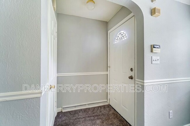 Building Photo - 833 Turner Ave