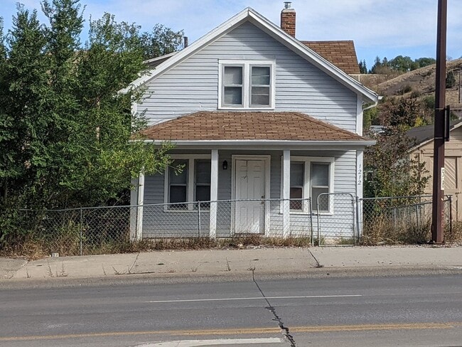 Building Photo - $1200 - 2 Bedroom 1 Bath Home - Heart of the City