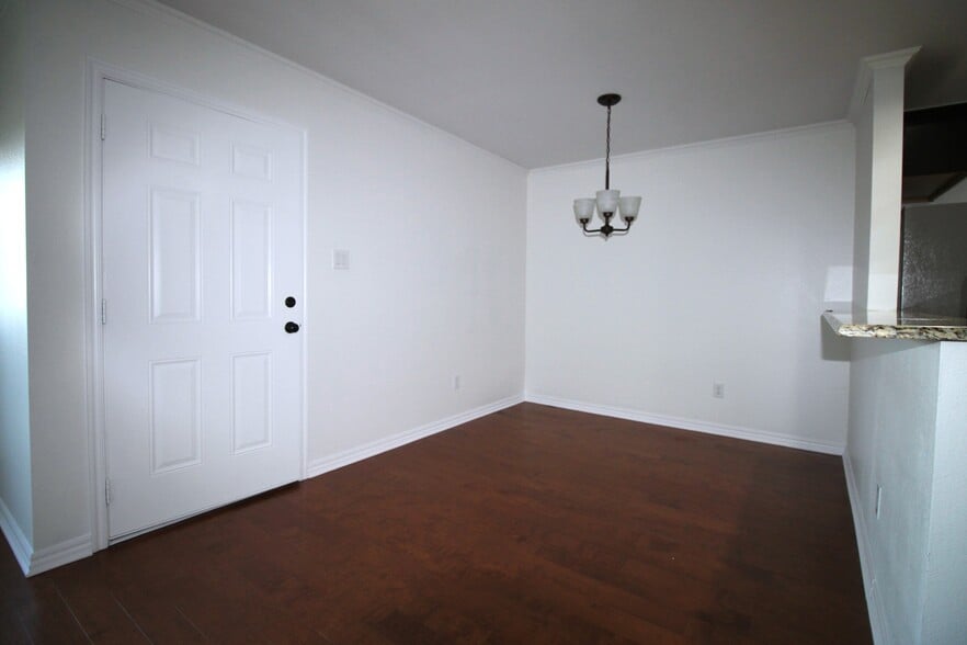 Building Photo - 935 /937 Robineta Ln