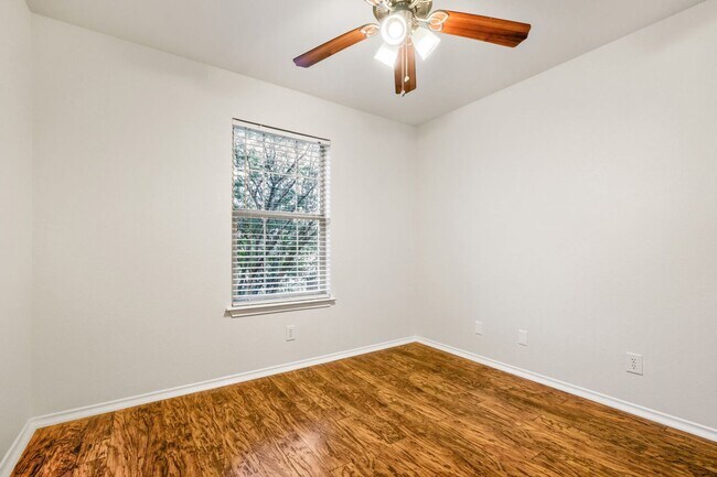 Building Photo - FRESHLY PAINTED  |  OPEN CONCEPT  |  NEAR SCHOOLS & SHOPPING