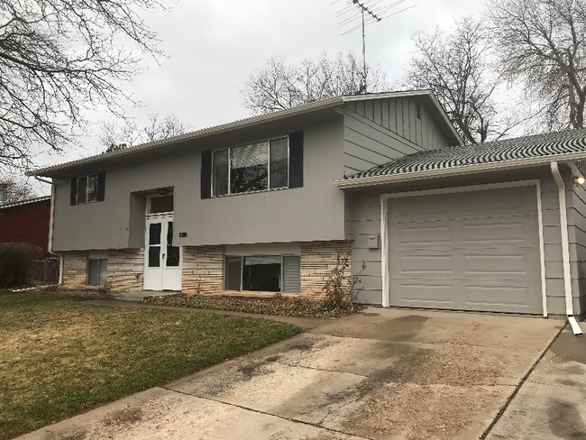 Building Photo - 1121 Ponderosa Dr