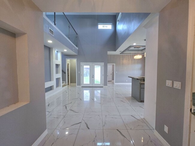 Building Photo - Beautiful Modern 4 Bed/3 Bath/2 Gar Centra...