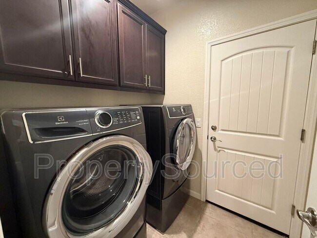 Building Photo - 3832 Lookout Dr