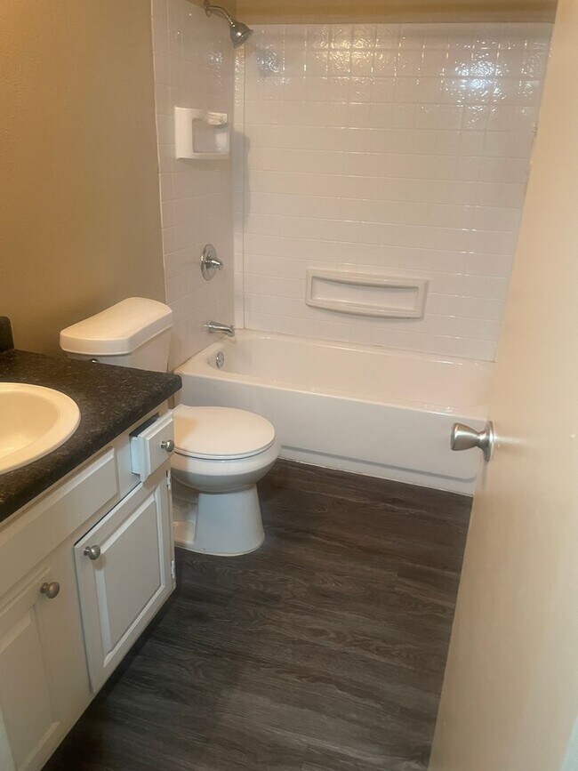 Building Photo - 2421 E 55th Pl