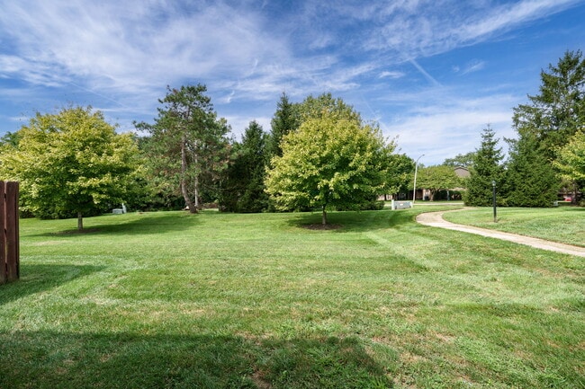 Building Photo - 652 Hidden Valley Ct