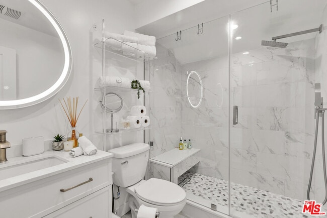 Building Photo - 7076 Park Manor Ave