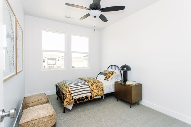 Building Photo - Newer End Unit Townhome in Woodland Estates