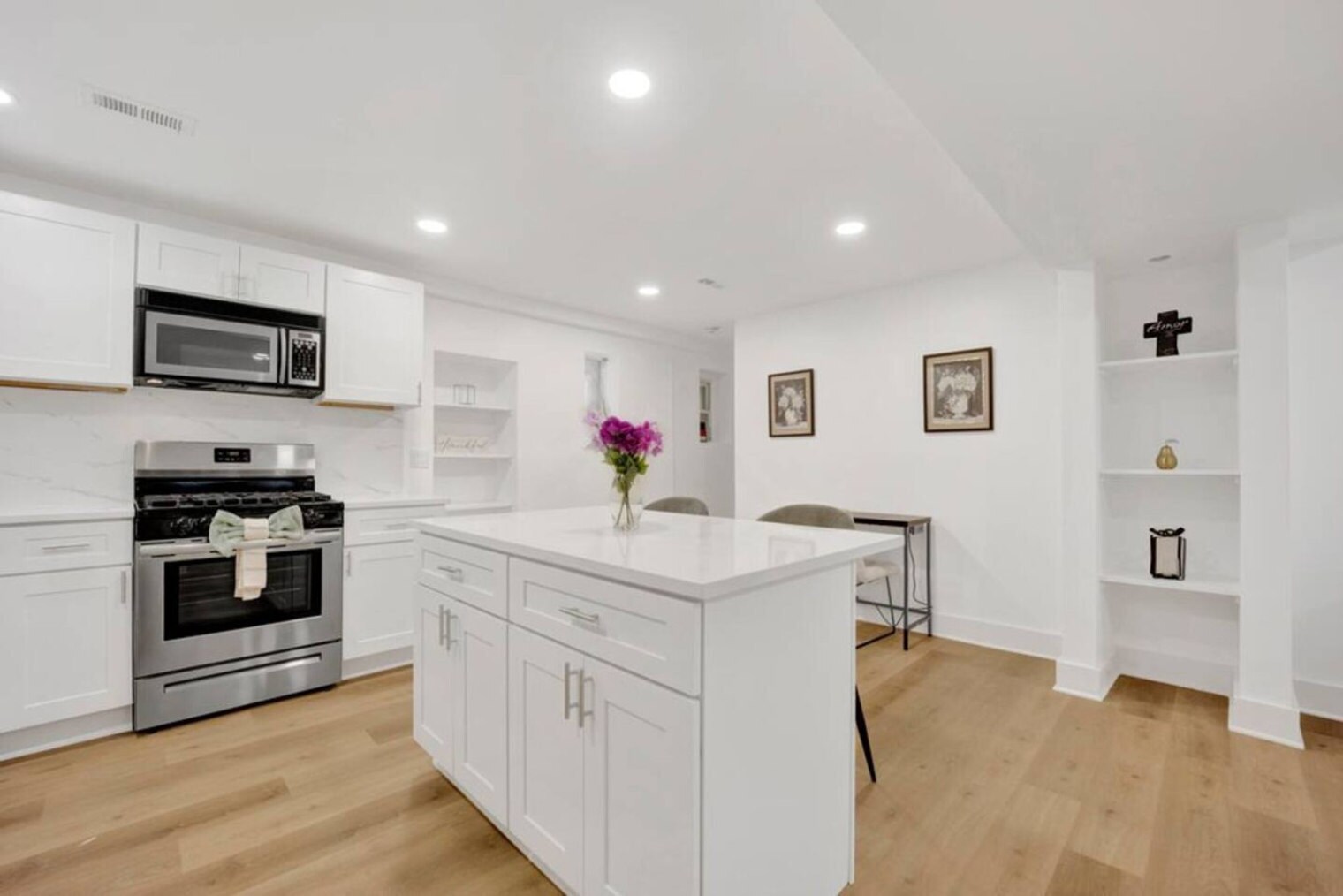 Building Photo - 503 W Wrightwood Ave