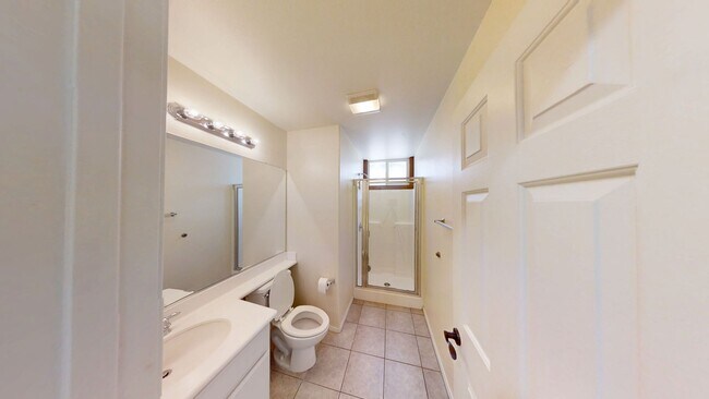 Building Photo - Spacious 4 bedroom 3 bath