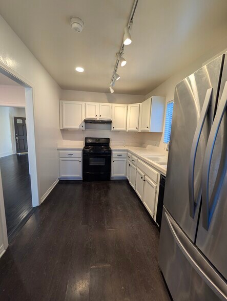 Building Photo - 849 N West Knoll Dr