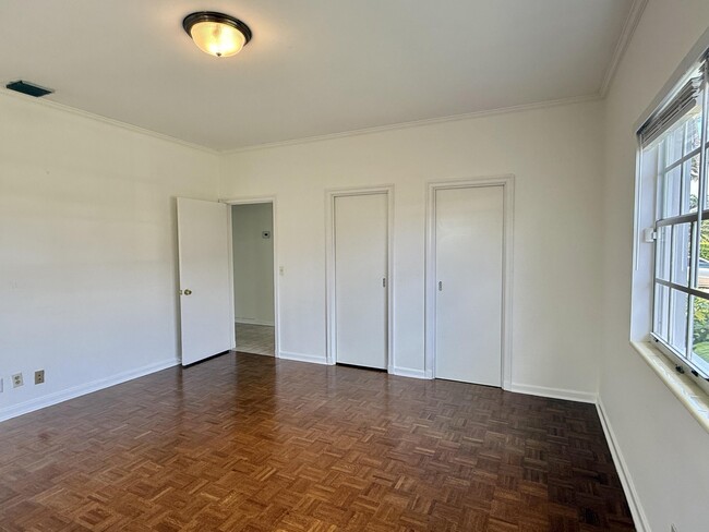 Building Photo - 206 Russlyn Dr