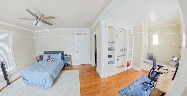 Building Photo - Large House with 2 Kitchens & 2 Living Rooms + Off-Street Parking! Available August 1st!