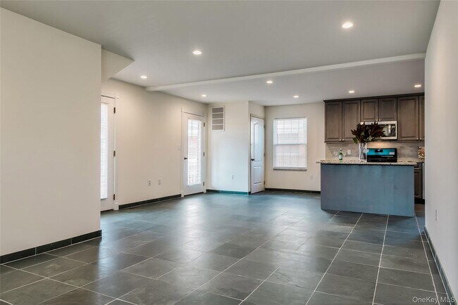 Building Photo - 36 Carney St