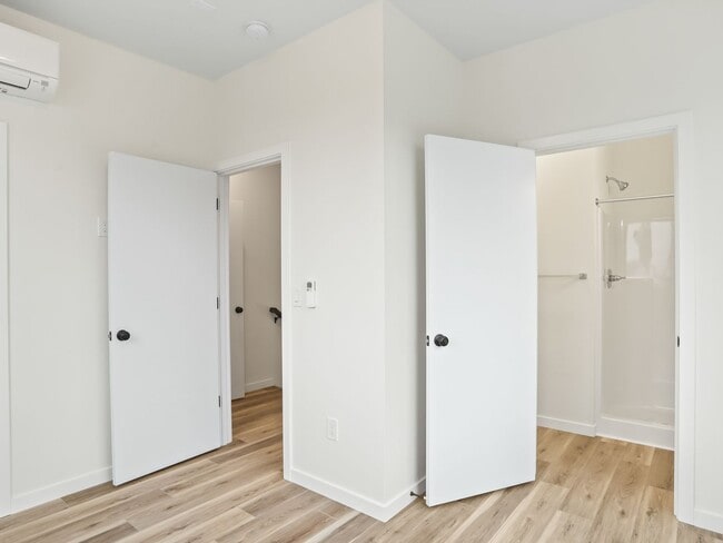 Building Photo - Vancouver Townhouses - Get 1 Month Free!