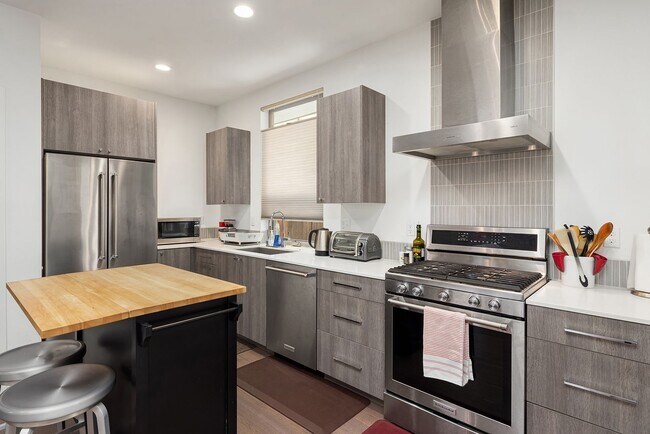 Building Photo - North Beacon Hill Townhome Living!