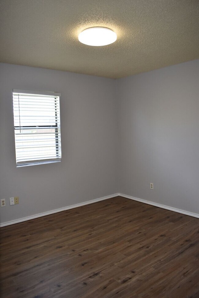 Building Photo - 2900 Cinco Dr