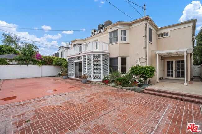Building Photo - 234 S Roxbury Dr