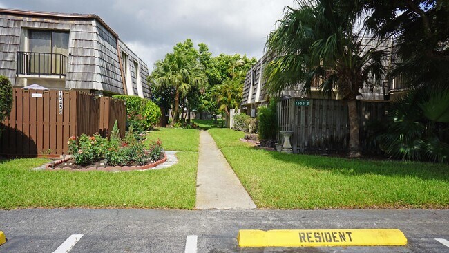 Building Photo - 1555 Fores Forest Lk