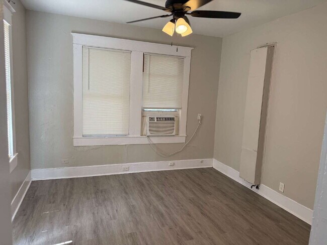 Building Photo - Beautiful Two Bed/One Bath Close to the Mi...