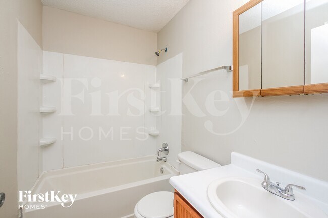 Building Photo - 1229 Kenwood Dr