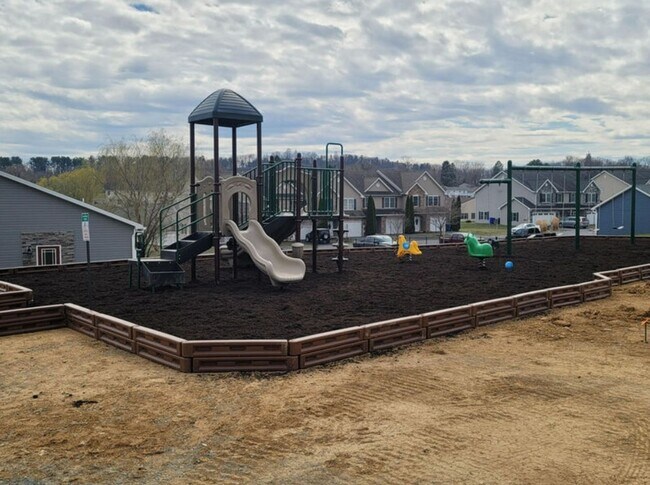 Building Photo - Beautiful 3 Bedroom, 2.5 Bath Townhome in ...