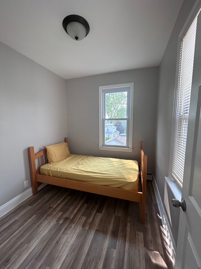 Building Photo - 42 Ella St