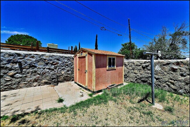 Building Photo - 10117 Mercedes St
