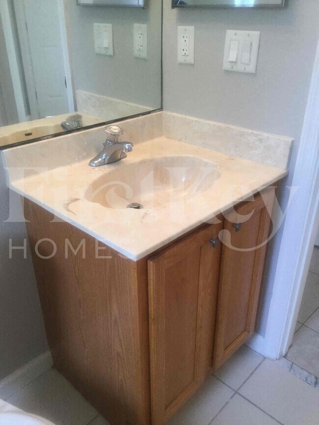 Building Photo - 662 SW Sandbar Terrace