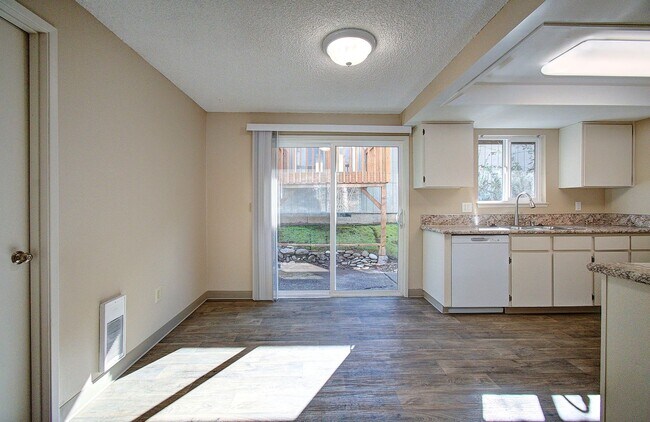 Building Photo - Charming 2-Bedroom Ranch-Style Apartment – Vancouver, WA