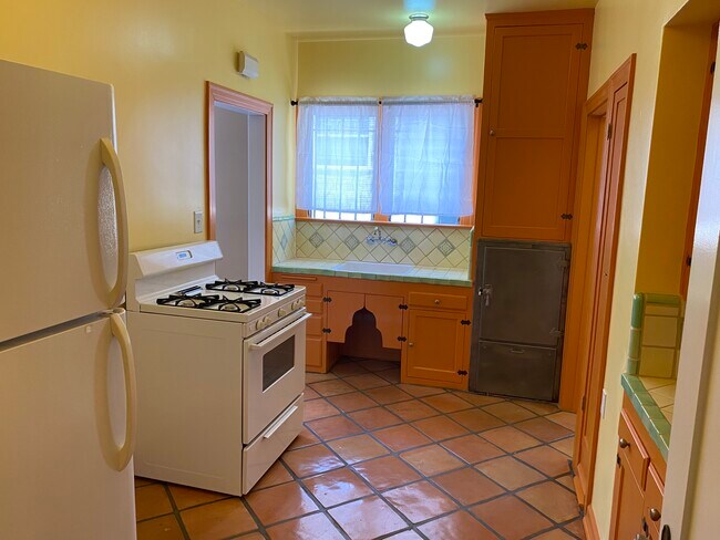 Kitchen - 2818 Griffith Park Blvd