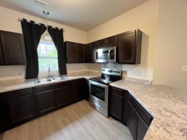 Building Photo - Spacious