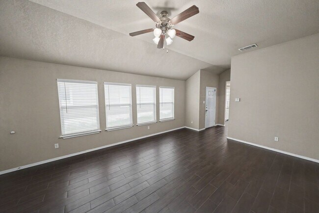 Building Photo - Spacious Single-Story Home with Solar Panels - Realtor Commission: $500