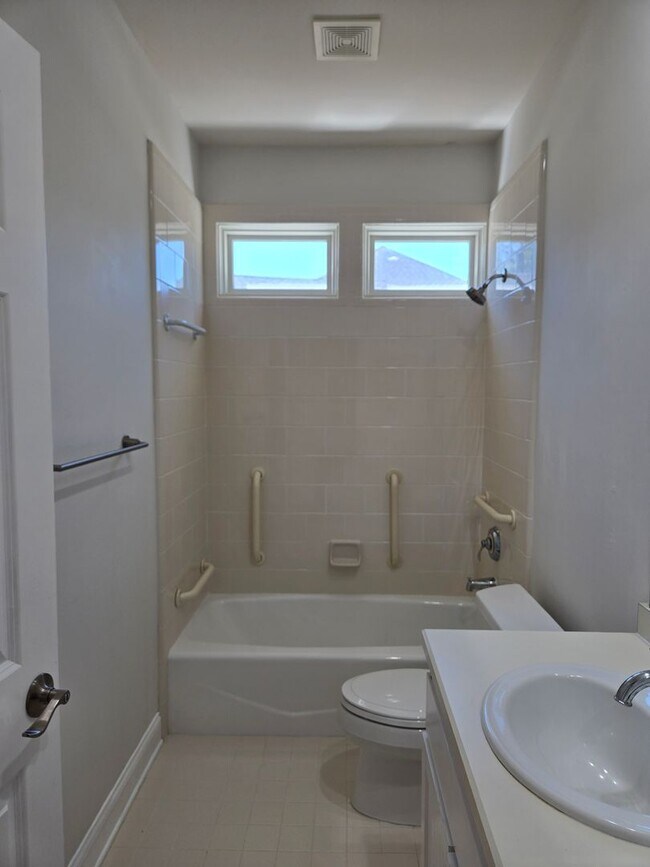 Building Photo - 3-bedroom, 2-bathroom cottage-style villa in Savanna Pointe