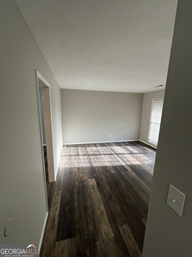 Building Photo - 2220 Mahan Dr