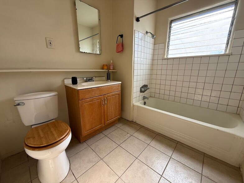 Building Photo - 6627 Farmdale Ave