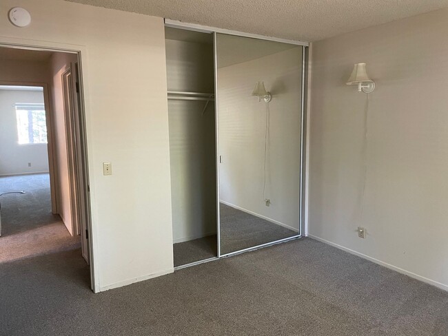 Building Photo - 2 bedroom, 1 bath condo (located on second...