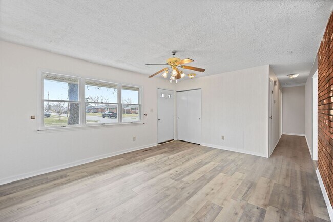 Building Photo - Summerside Ohio- 3 bed, 1 bath, Fenced Yard & Car Port