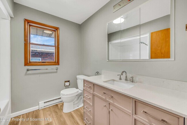 Building Photo - 809 Moosic Rd