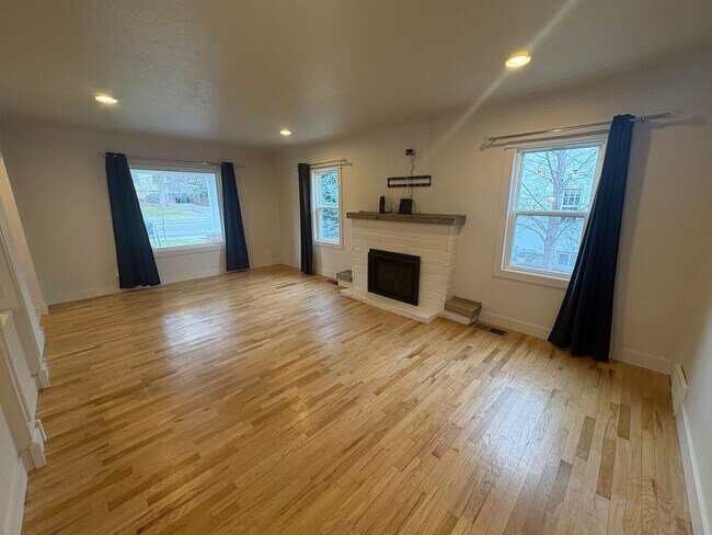 Building Photo - 4-bedroom, 2.5-bath home located on Poly.